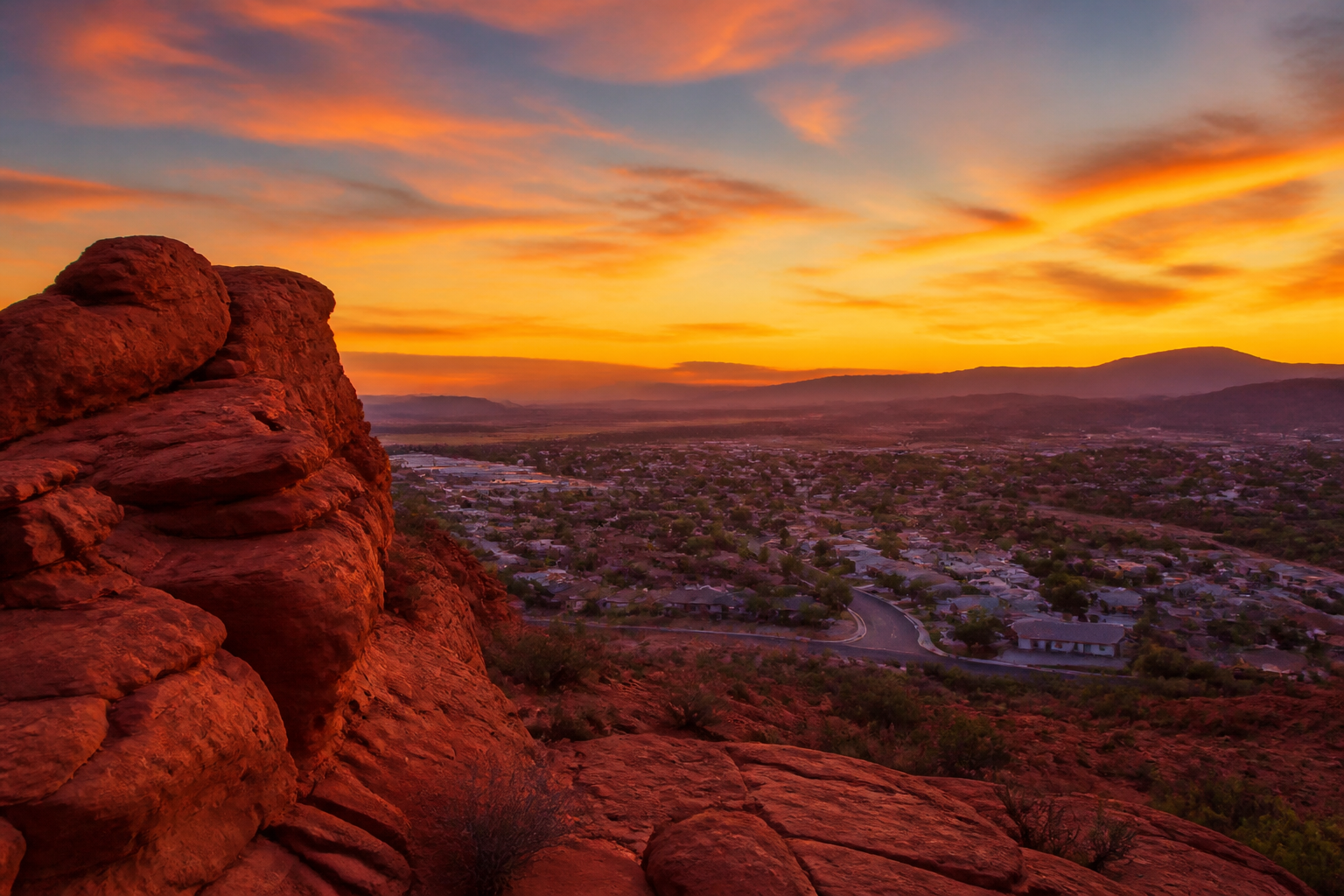 Red rock scenery near Washington, Utah homes